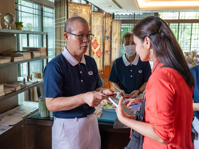 At the end of the tour, the visitors were given souvenirs, which included Tzu Chi’s red envelope (angpao), a special gift blessed by the foundation’s founder, Dharma Master Cheng Yen. 【Photo by Marella Saldonido】
