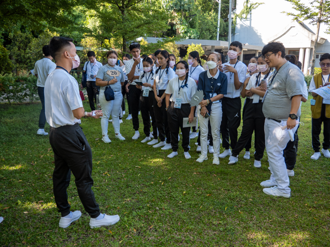 Scholars play Charades for groupmates to guess the word related to Dharma Master Cheng Yen’s wooden cabin.