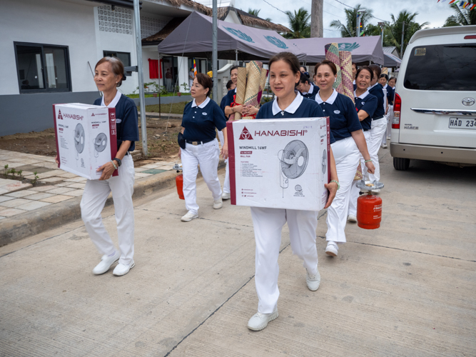 No item is too heavy for Tzu Chi volunteers, they always work hard with a smile.