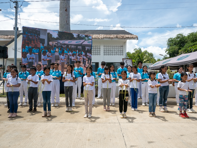 Tzu Chi scholars happily gives a sign language performance of the song “Isang Pamilya” (One Family).