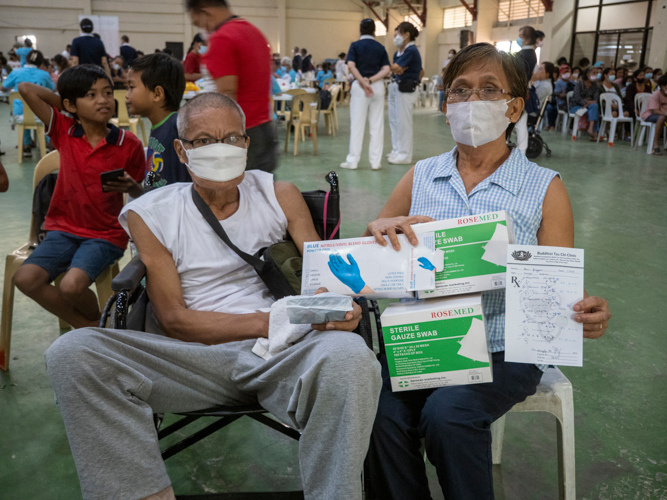 Even if their medicines weren’t available in the medical mission’s pharmacy, Tzu Chi volunteers still helped Mario and Fe Yongzon procure them from outside sources. “They do their best to help others,” says Fe. “They help from the heart and do what is right. That’s what we’re so grateful for, the extra effort they provide.”  