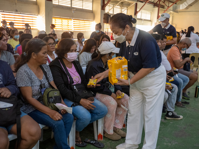 The kindness extended by volunteers to patients was felt by doctors too. “The volunteers were very cheerful, and the scholars were helpful. The Tzu Chi Foundation is really motivational. You see how volunteers move, how they help, and how they unite,” says volunteer internist and infectious disease specialist Dr. Jeffrey Verona. 