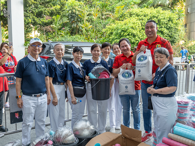 Tzu Chi volunteers pose for a group photo with San Juan City Mayor Francis Zamora (second from right) and Vice Mayor Atty. Angelo Agcaoili (third from right) during the distribution of relief goods in San Juan City Hall on April 30. 【Photo by Marella Saldonido】