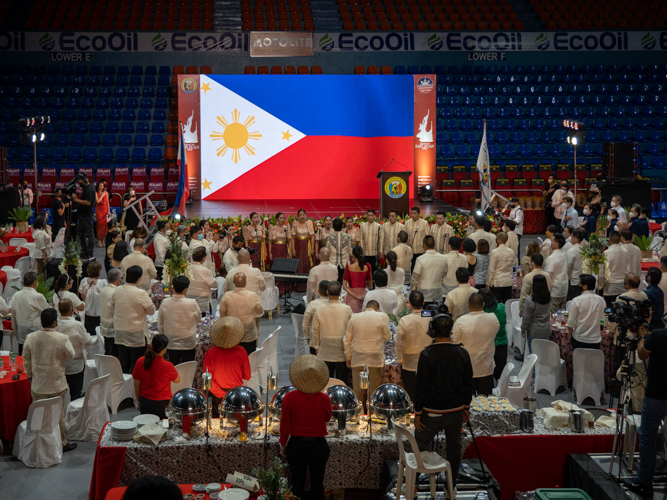 Guests rise for the singing of the Philippine National Anthem. 【Photo by Matt Serrano】