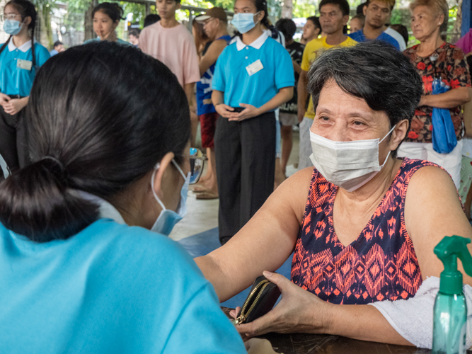 Tzu Chi scholars assist in the issuing of claim stubs to beneficiaries.