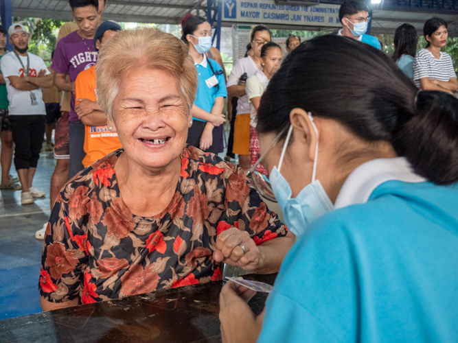 Tzu Chi scholars assist in the issuing of claim stubs to beneficiaries.