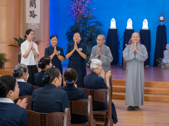 Dharma Masters (in gray) and Tzu Chi commissioners from Kaohsiung (in blue) also gave talks at Tzu Chi Philippines' Diligence Camp.