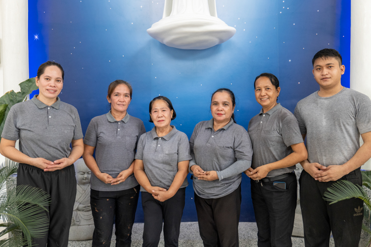 Maricel Ochea, Elma Rubia, Precy Quintas, Veneranda Funtaniel, Evangeline Balwit, and Joemar Balwit of Tzu Chi’s Housekeeping Department were up as early as 4 am to set up the long tables, chairs, and other necessities needed by exhibitors and guests. They also kept BTCC’s grounds and the interiors of Unity Hall, Harmony Hall, and Jing Si Auditorium spic and span, prepared the beddings for out-of-town volunteers, and kept the comfort rooms clean and fresh. 