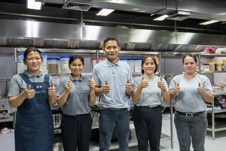 Dina Obidos, Raquel Ramos, Jhay-ar Ilo, Rio delos Reyes, and Rosita Tinebro were among the Tzu Chi kitchen staffers responsible for Fiesta Verde’s fresh lumpia, cuapao, palabok, mushroom fries, and other fast-selling treats. Food preparations started a week before the event; on the days of the fair, they were in and out of the kitchen, supplying food carts with freshly cooked vegetarian fare. It took them three days to clean all the cooking and kitchenware used for Fiesta Verde.