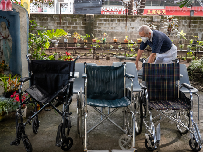 Three wheelchairs and five chairs with arm desk are also given to the patients residing in ICM’s transient house. 【Photo by Matt Serrano】