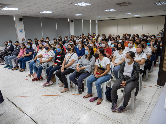 Parents of elementary and high school scholars also attend the Humanity Class. 【Photo by Matt Serrano】