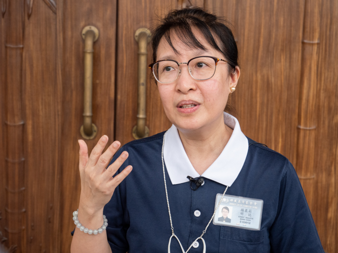 “In life, there are so many things that make you anxious and irritated,” says Tzu Chi volunteer Cindy Balete. “Just flip your mindset; think of the positive, and life will be better.” 【Photo by Matt Serrano】