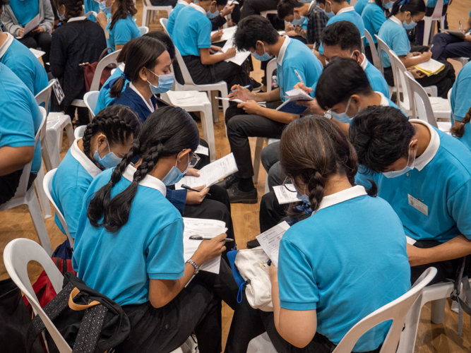 Tzu Chi scholars huddle for group work. 【Photo by Matt Serrano】