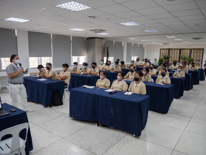 Tech-Voc scholars listen to Tzu Chi volunteer Rowena Rempillo. 【Photo by Matt Serrano】