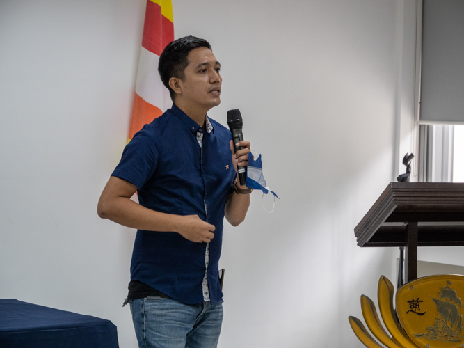 Former Technical-Vocational scholar and now professional caregiver Manny Penaredondo comes as guest speaker in Tzu Chi’s Livelihood humanities class. 【Photo by Matt Serrano】