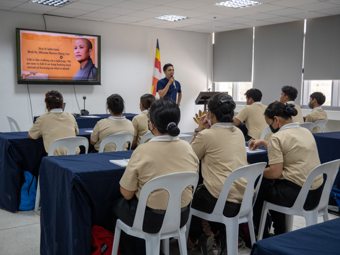 “Life is like walking on a tightrope. We are sure to fall if we keep looking back instead of focusing on what is ahead,” says Dharma Master Cheng Yen, quoted by Manny Penaredondo in his presentation. 【Photo by Matt Serrano】