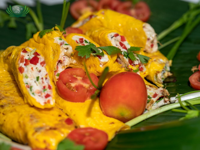 Vegetarian red pepper omelette with tomatos and Italian parsley【Photo by Daniel Lazar】