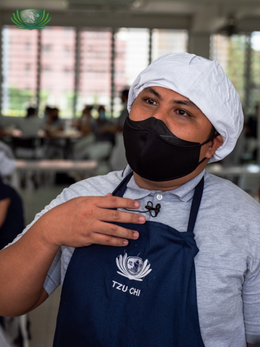 Wilfredo Ortiz Jr., talking about his dishes【Photo by Daniel Lazar】