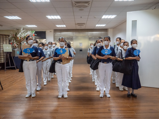 Tzu Chi volunteers form orderly lines to enter their respective rooms for the Volunteer Training Program. 【Photo by Matt Serrano】