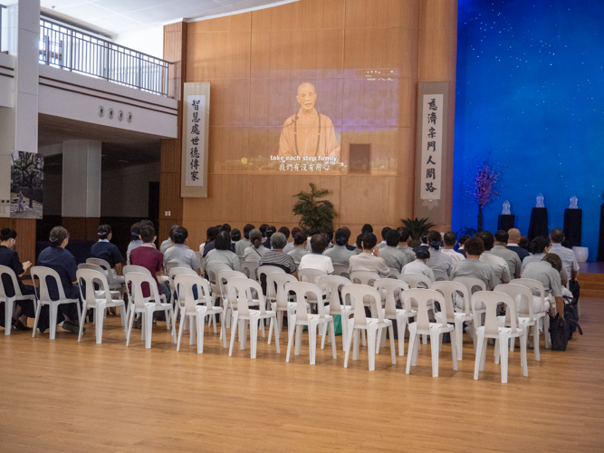 Participants in the Chinese class watch a video of Dharma Master Cheng Yen.【Photo by Matt Serrano】