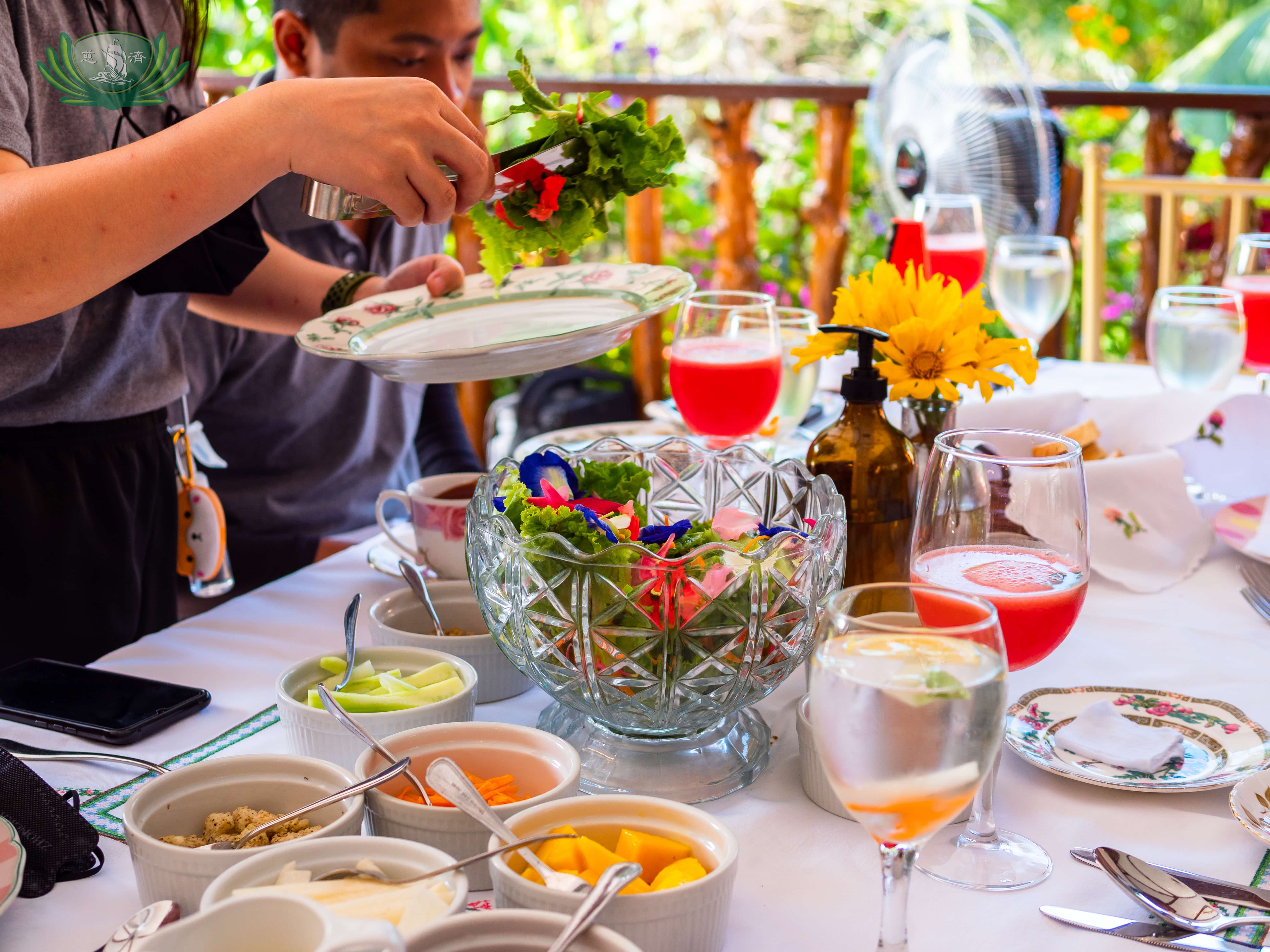 Enjoying the delicious, organic food at Sonya's Garden restaurant.【Photo by Daniel Lazar】