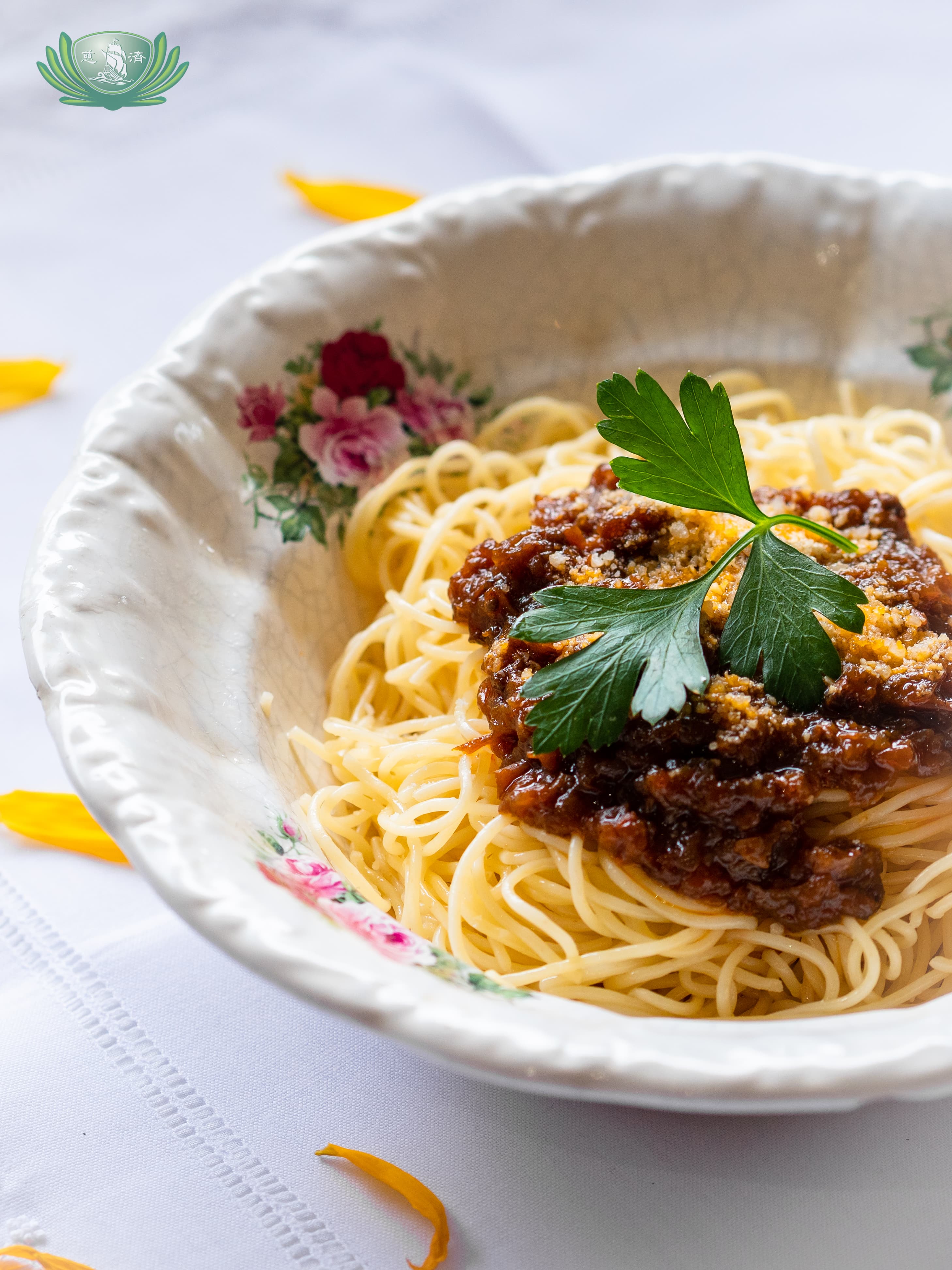 All vegetarian pasta with marinara sauce and Italian parsley.【Photo by Daniel Lazar】