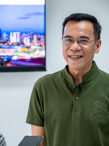 A scholar himself, Darwin Soriano, vice president for IT of a premier Filipino conglomerate, suggests highlighting “Tzu Chi scholar” in the resume. “I know it will make a lot of difference,” he says.【Photo by Daniel Lazar】