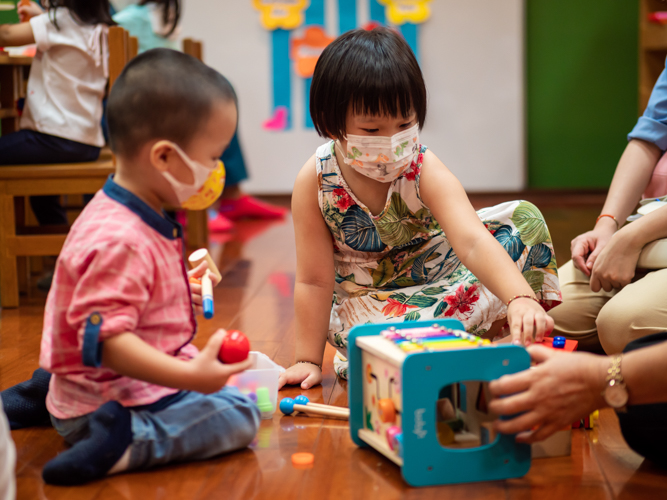 Young learners playing in the classroom【Photo by Daniel Lazar】