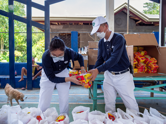 Tzu Chi volunteers adding goods to the relief bags for the local residents.【Photo by Daniel Lazar】