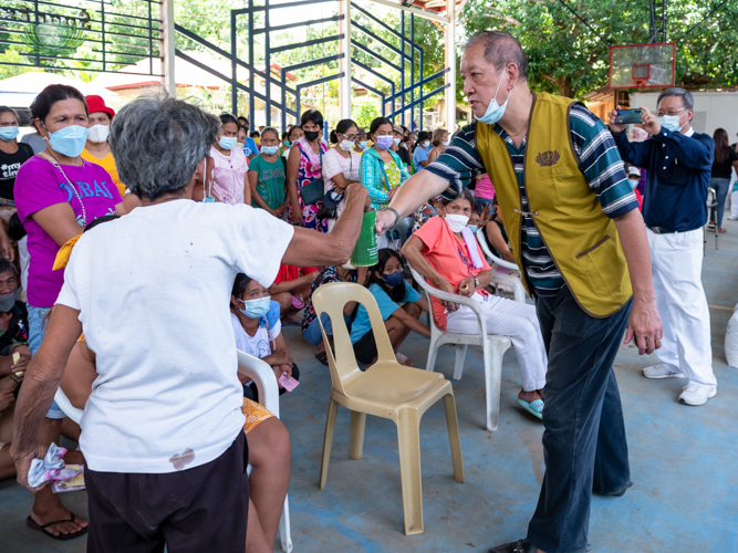 Nestor Kho helping gather donations from recipients.【Photo by Mavi Saldonido】