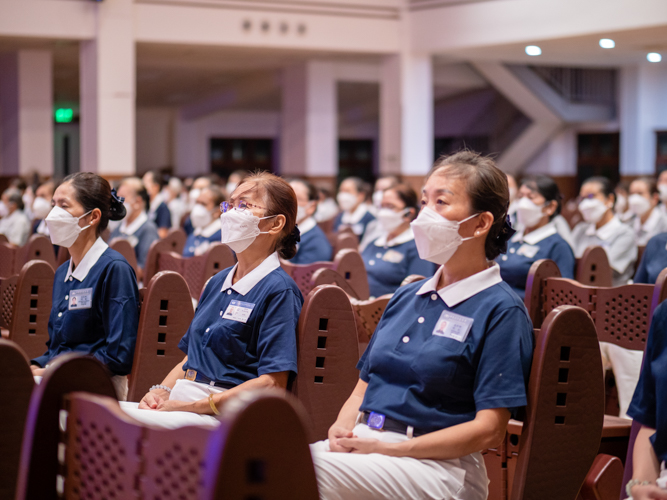 Tzu Chi Commissioners listening to the Lotus Sutra prayer.【Photo by Daniel Lazar】