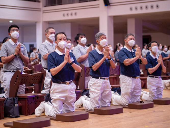 Commissioners and volunteers praying together.【Photo by Daniel Lazar】