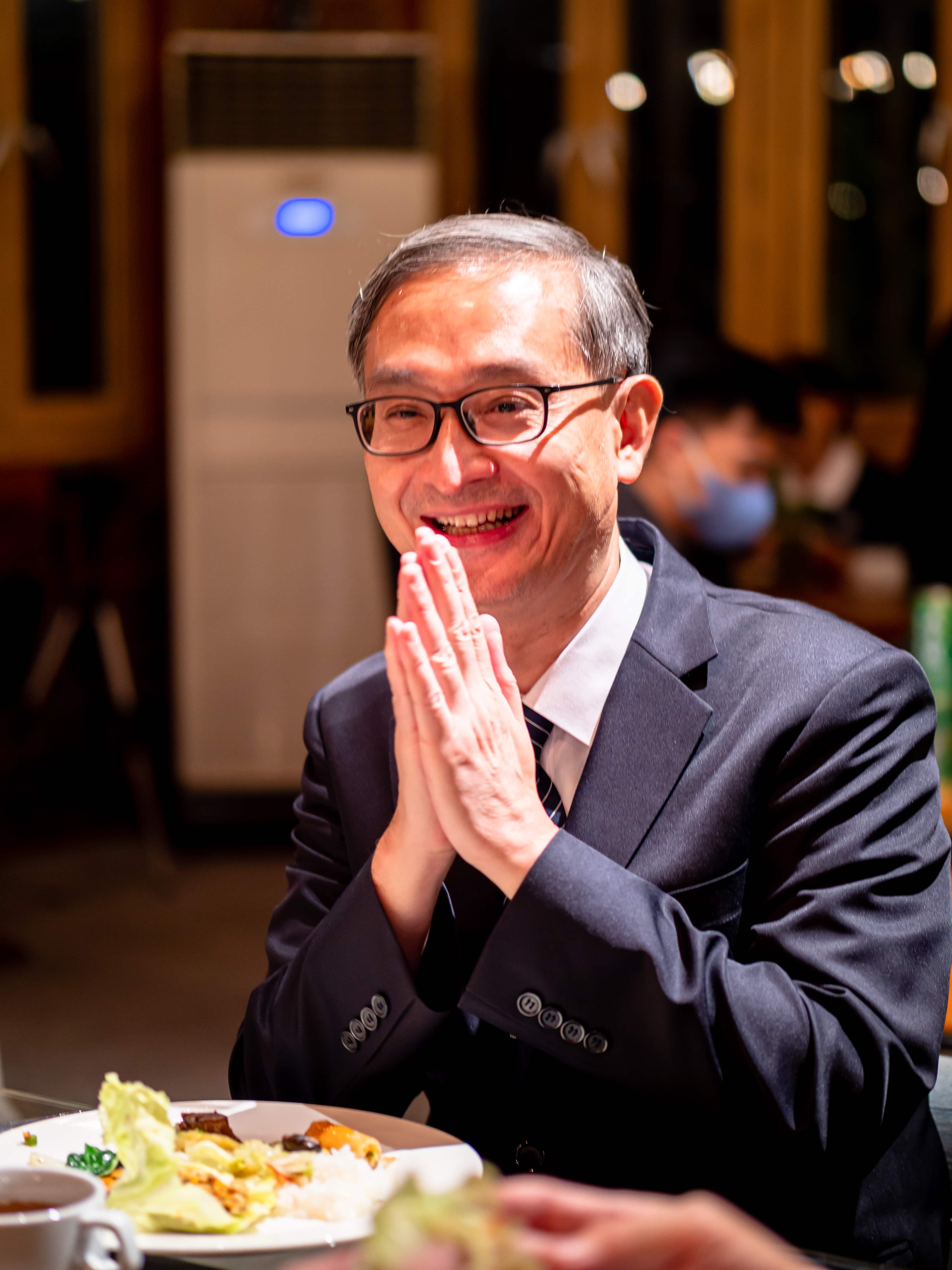 Dr. Li greeting guests in the Coffee Shop.【Photo by Daniel Lazar】