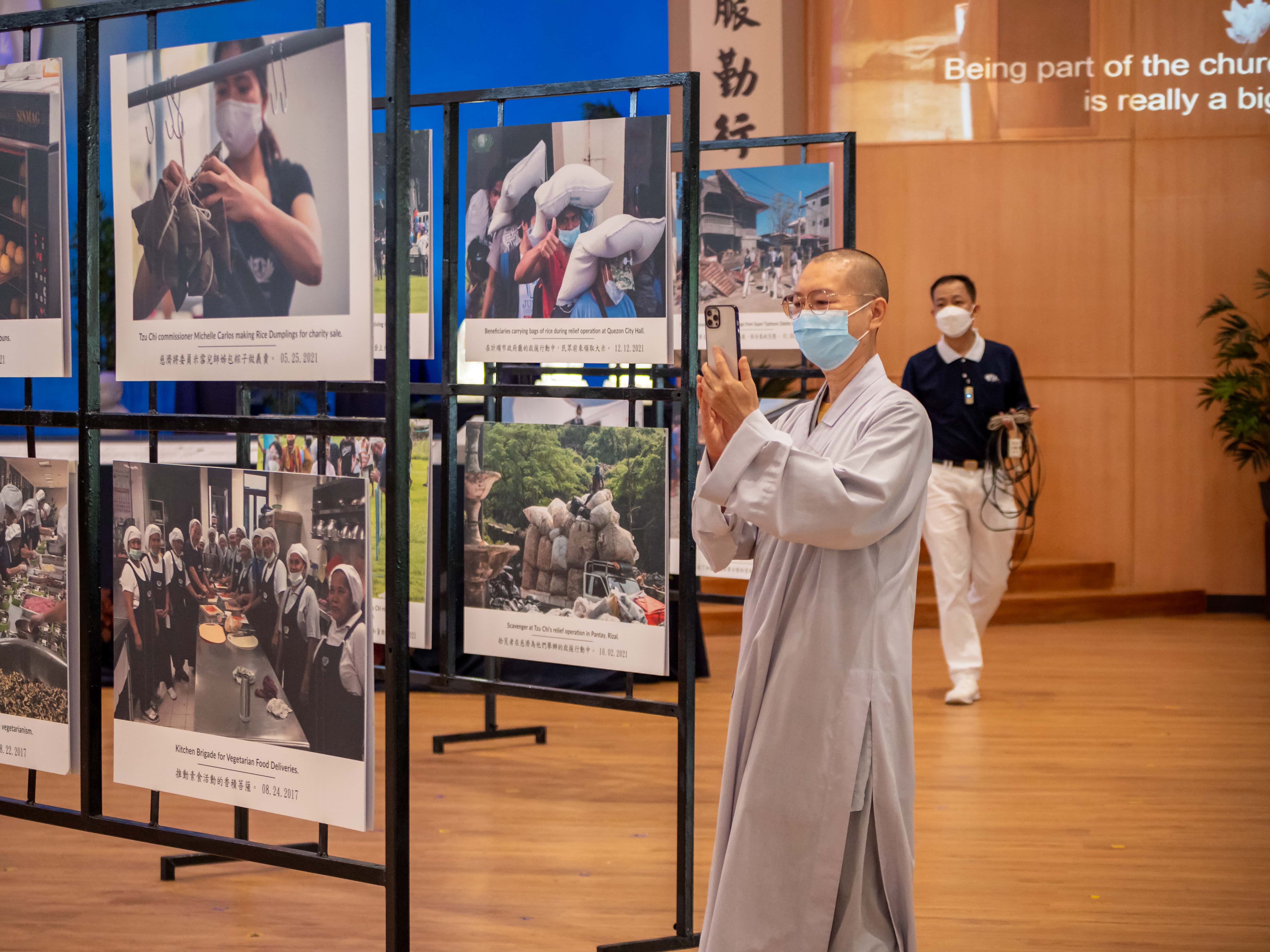 Dharma Master from Hualien, Taiwan visiting the photo gallery.【Photo by Daniel Lazar】