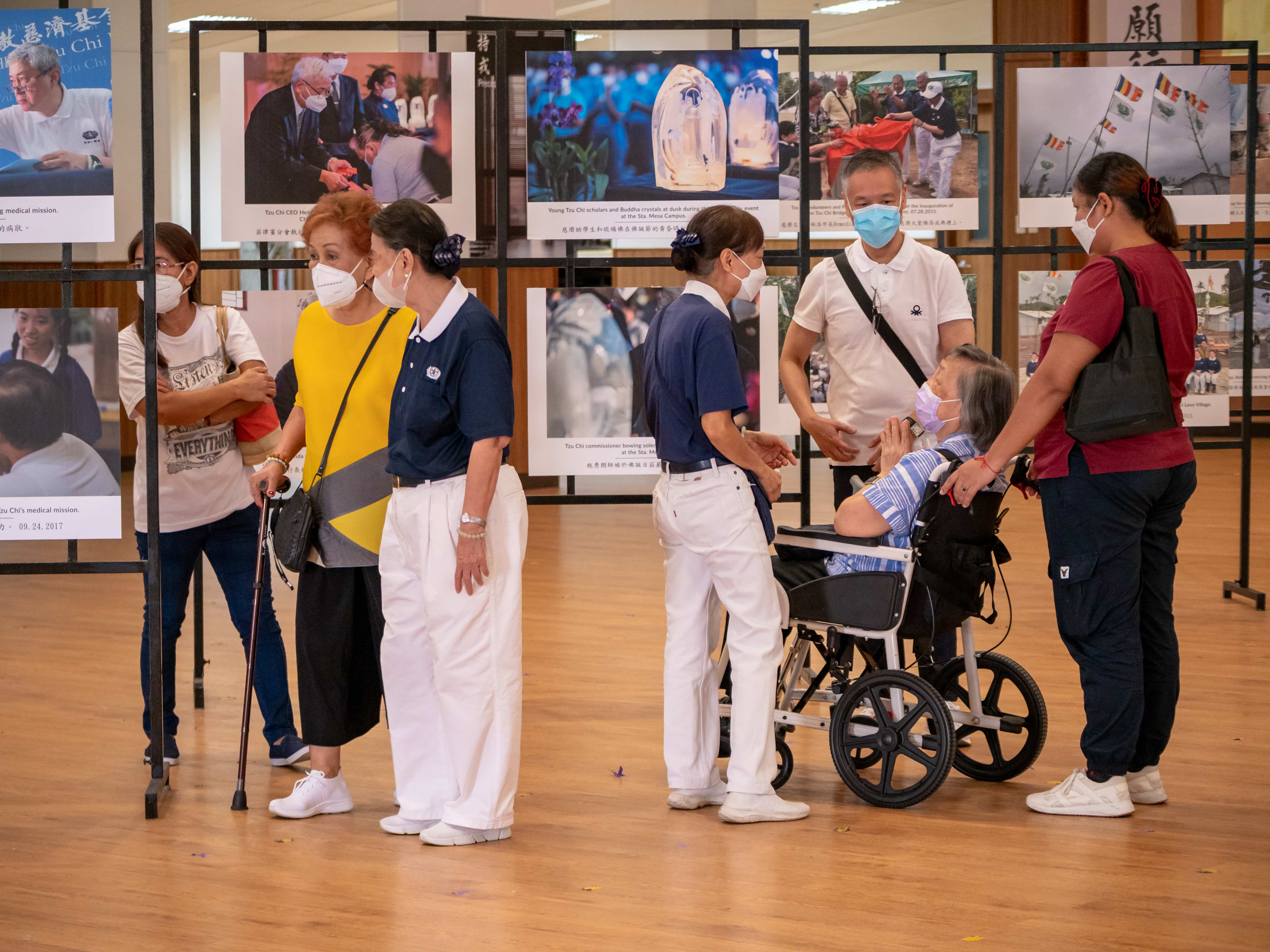 Tzu Chi volunteers and their relatives visiting the photo gallery.【Photo by Daniel Lazar】
