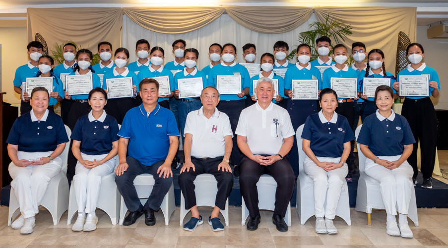 Group photo of the scholars together with Tzu Chi volunteers and benefactors.【Photo by Daniel Lazar】