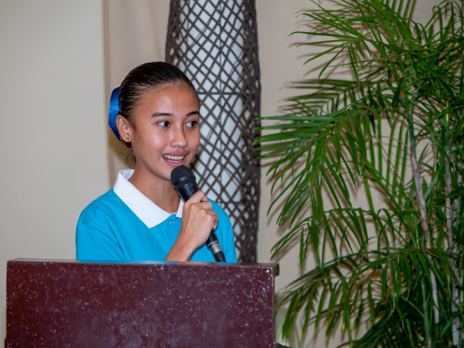 Scholar Rommellen Demma-Ala from WVSU talking to the attendees about her experience.【Photo by Daniel Lazar】