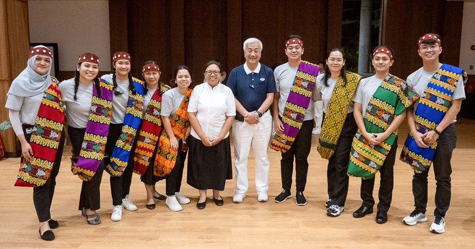 For fun and camaraderie, volunteers donned costumes for light-hearted song-and-dance numbers at the Jing Si Hall on the evening of October 20. 【Photo by Marella Saldonido】