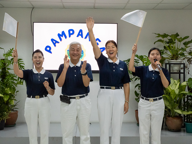 Waving flags, volunteers from Metro Manila, Bicol, Bohol Cebu, Davao, Palo, Pampanga, and Zamboanga make a lively entrance before the start of the planning session of the Tzu Chi 2023 Annual Meeting. 【Photo by Marella Saldonido】