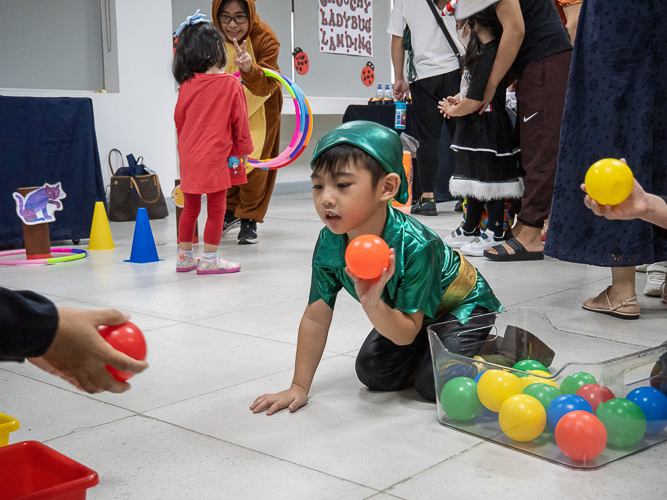 Students play engaging book-inspired games. 【Photo by Marella Saldonido】