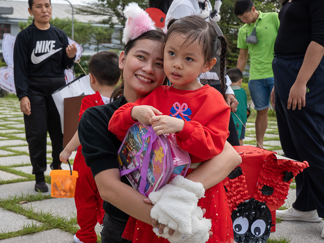 Teacher MJ poses for a photo with a student. 【Photo by Marella Saldonido】