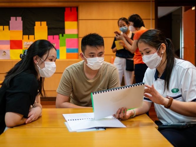 Directress Jane Sy showing parents the curriculum and class schedules【Photo by Daniel Lazar】