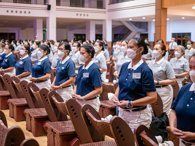 Volunteers and Commissioners listening to the sutra.【Photo by Daniel Lazar】