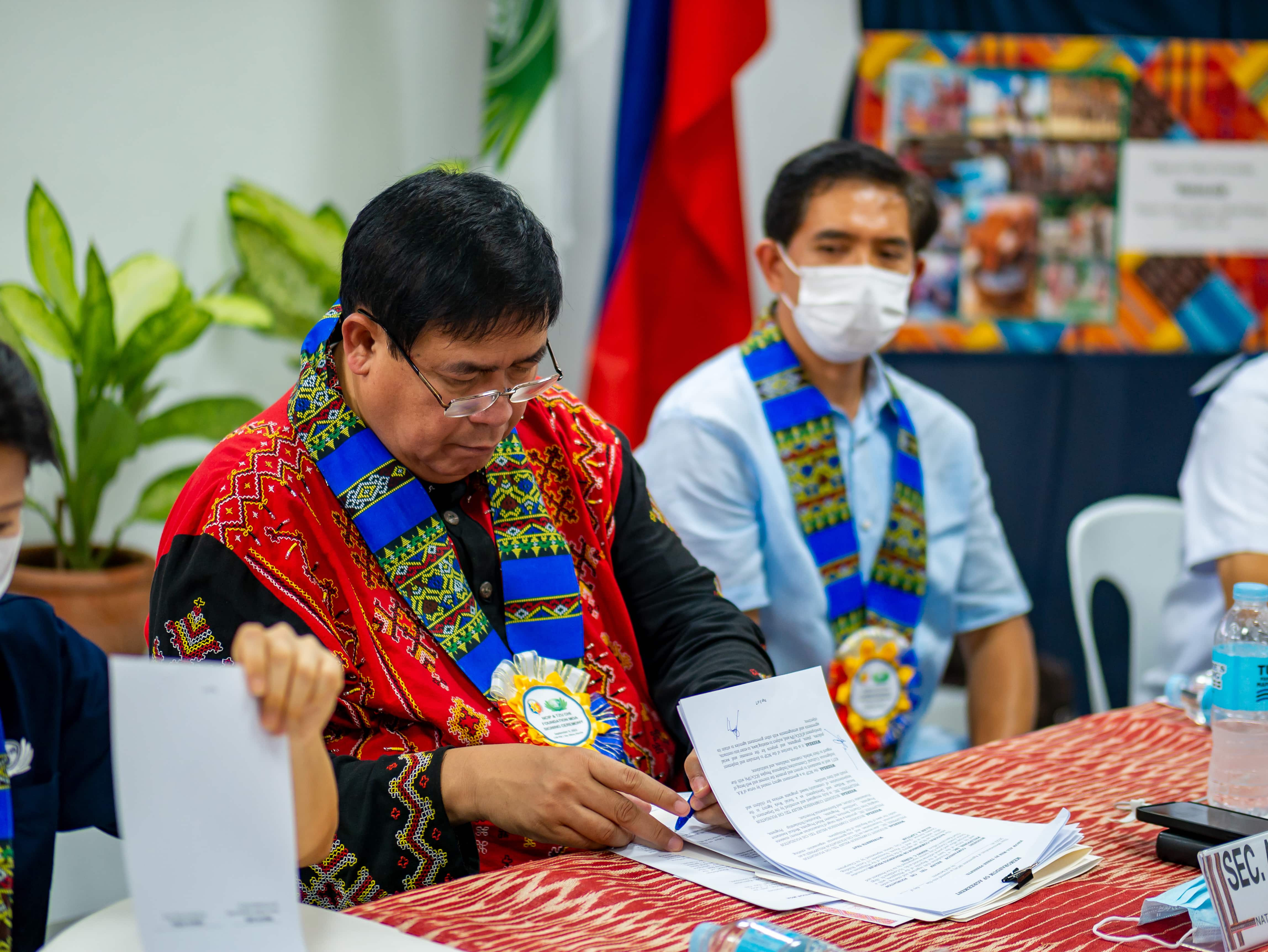 Signing of the MOA, Chairperson Allen Capuyan, and Honorable Commissioner Gaspar Cayat overseeing.【Photo by Daniel Lazar】