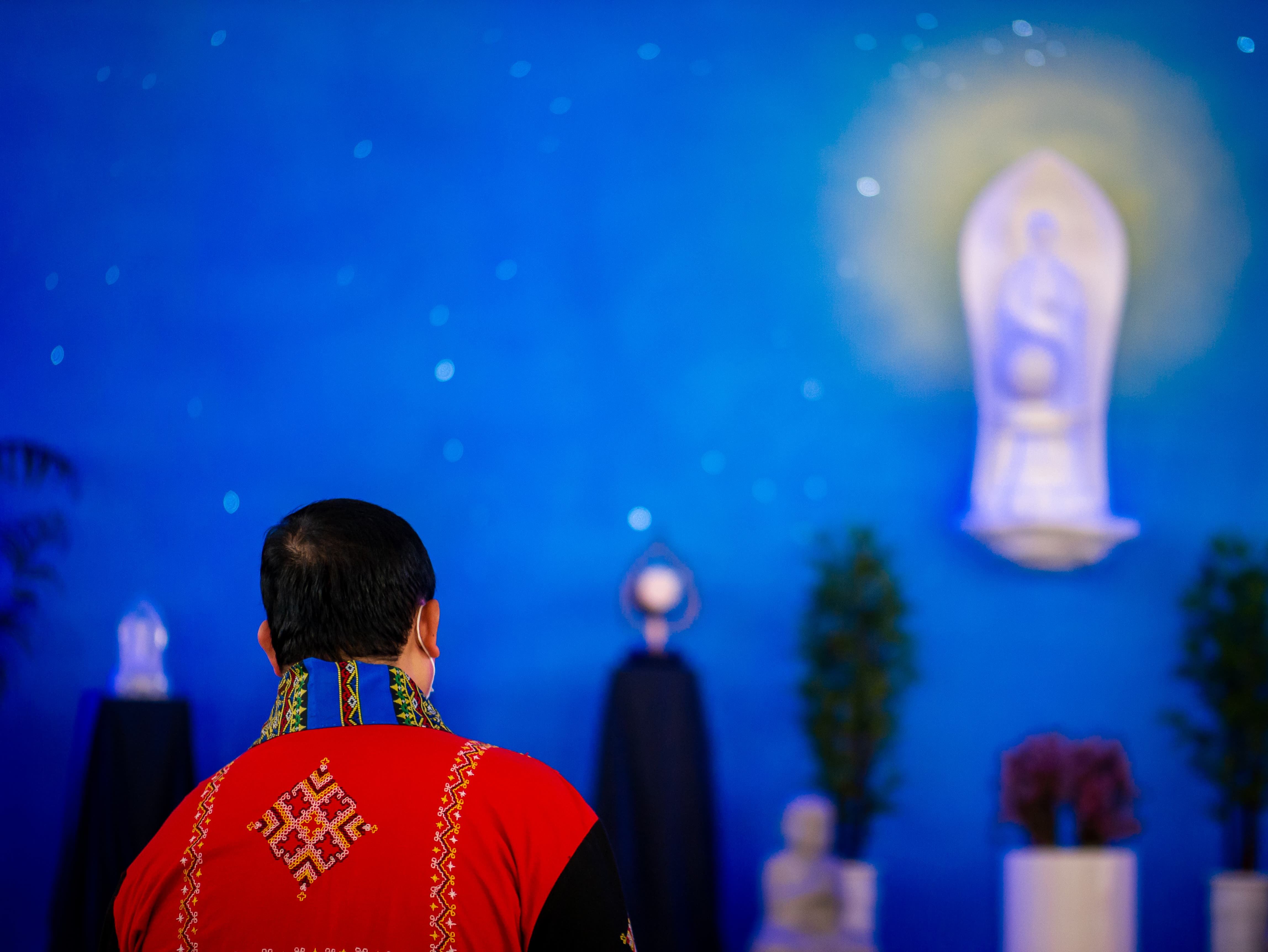 Chairperson Allen Capuyan admiring the Buddha in Jing Si Hall.【Photo by Daniel Lazar】