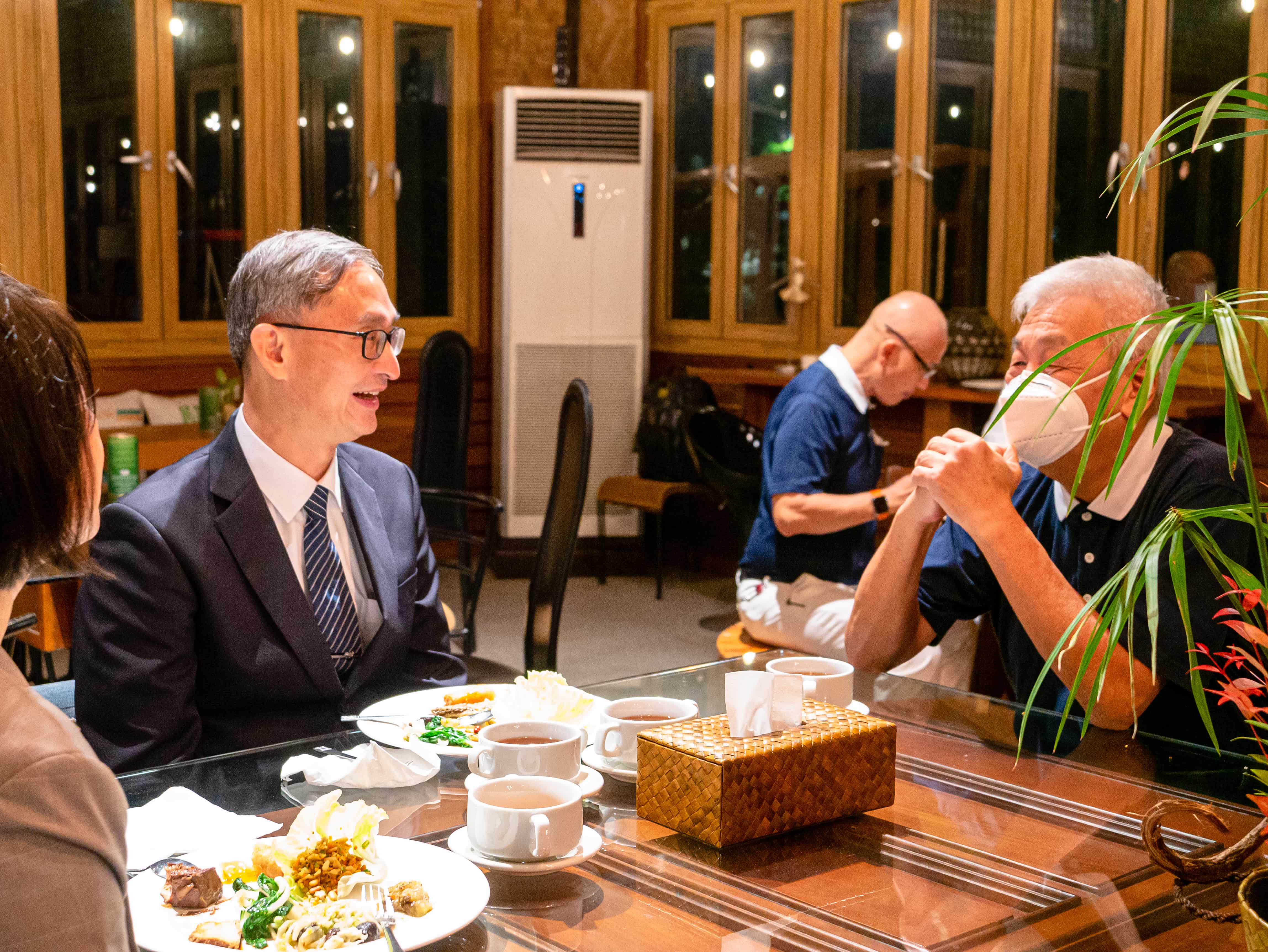 Dr Li and Henry Yunez discussing Tzu Chi activities.【Photo by Daniel Lazar】