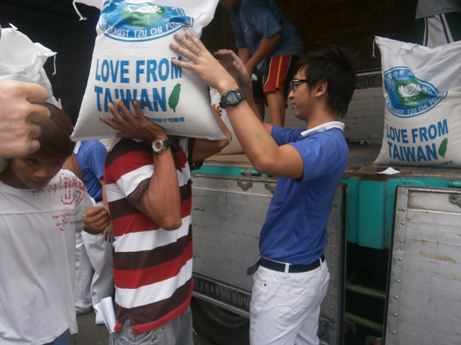 Leo Villanueva helping volunteers in a rice relief distribution