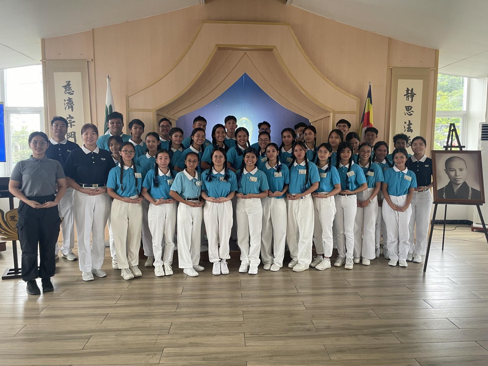 Tzu Chi volunteers and scholars in Pampanga pose for a group shot.