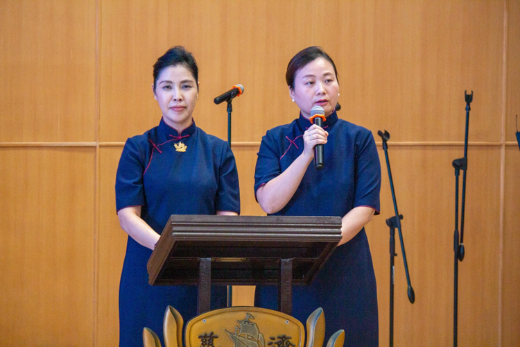 Tzu Chi volunteers Pansy Ho and Sharon Sy host the afternoon ceremony in Chinese. 【Photo by Marella Saldonido】