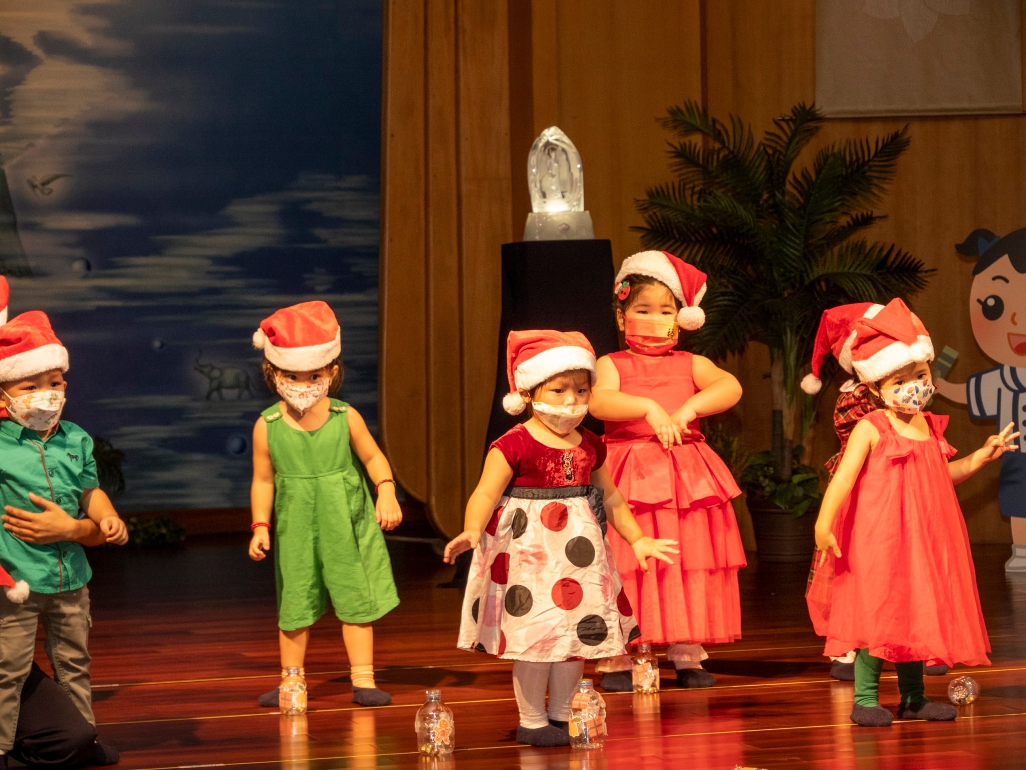 Preschool students showcase their talents in song and dance performances. 【Photo by Harold Alzaga】